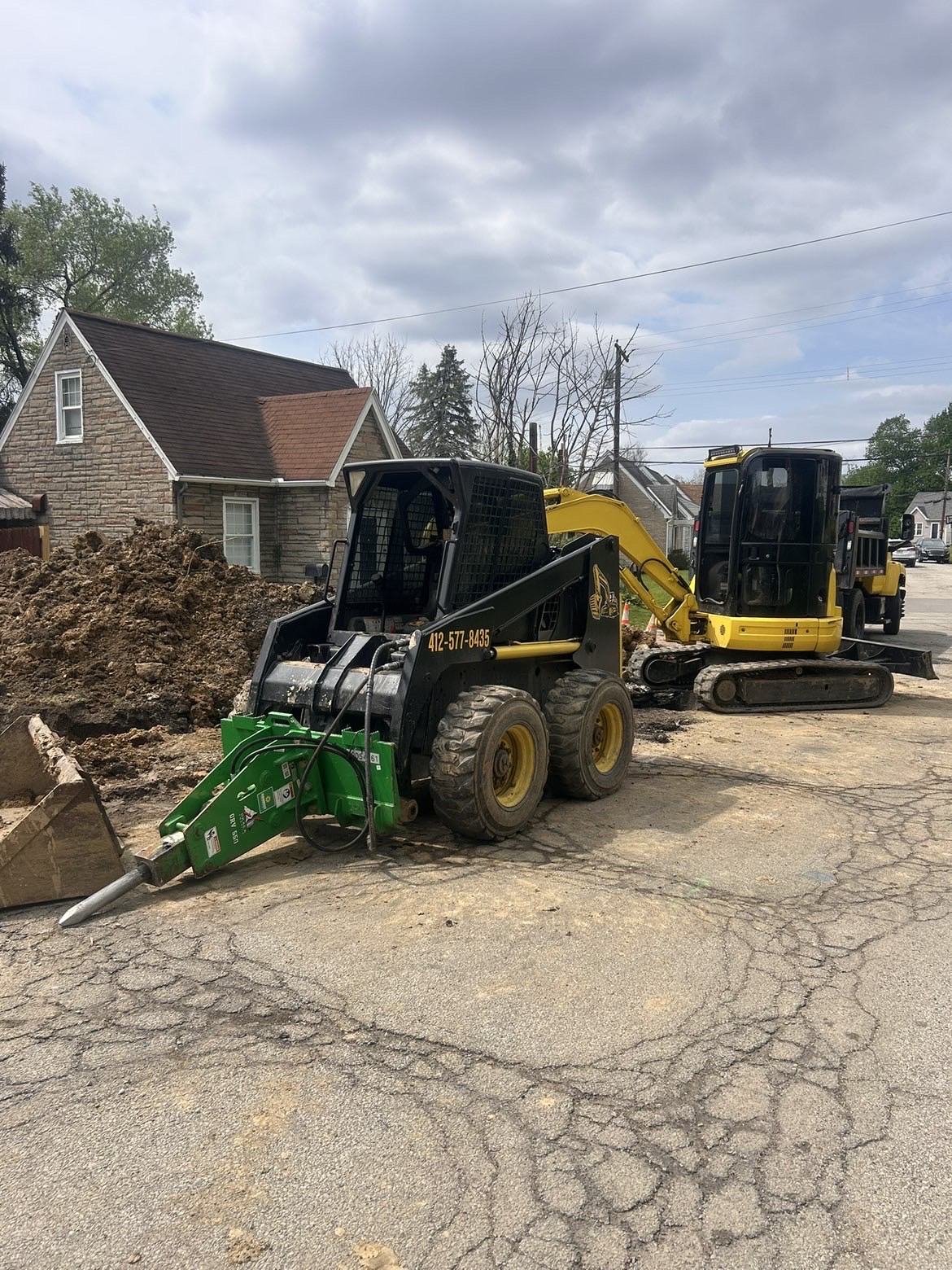 Pro Excavating & Utilities team and equipment on job site in Pittsburgh PA